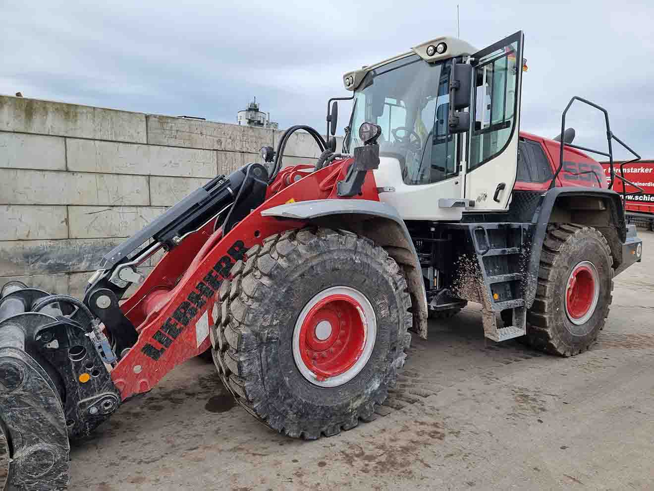 bagger Liebherr-Radlader auf einem Betriebsgelände