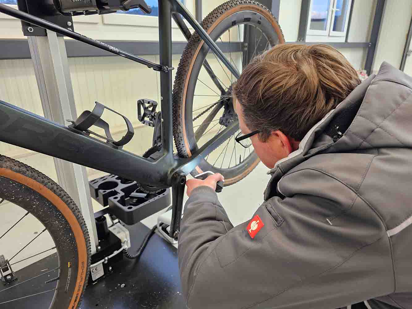 carbon Sachverständiger begutachtet ein Carbon-Gravelbike im Montageständer